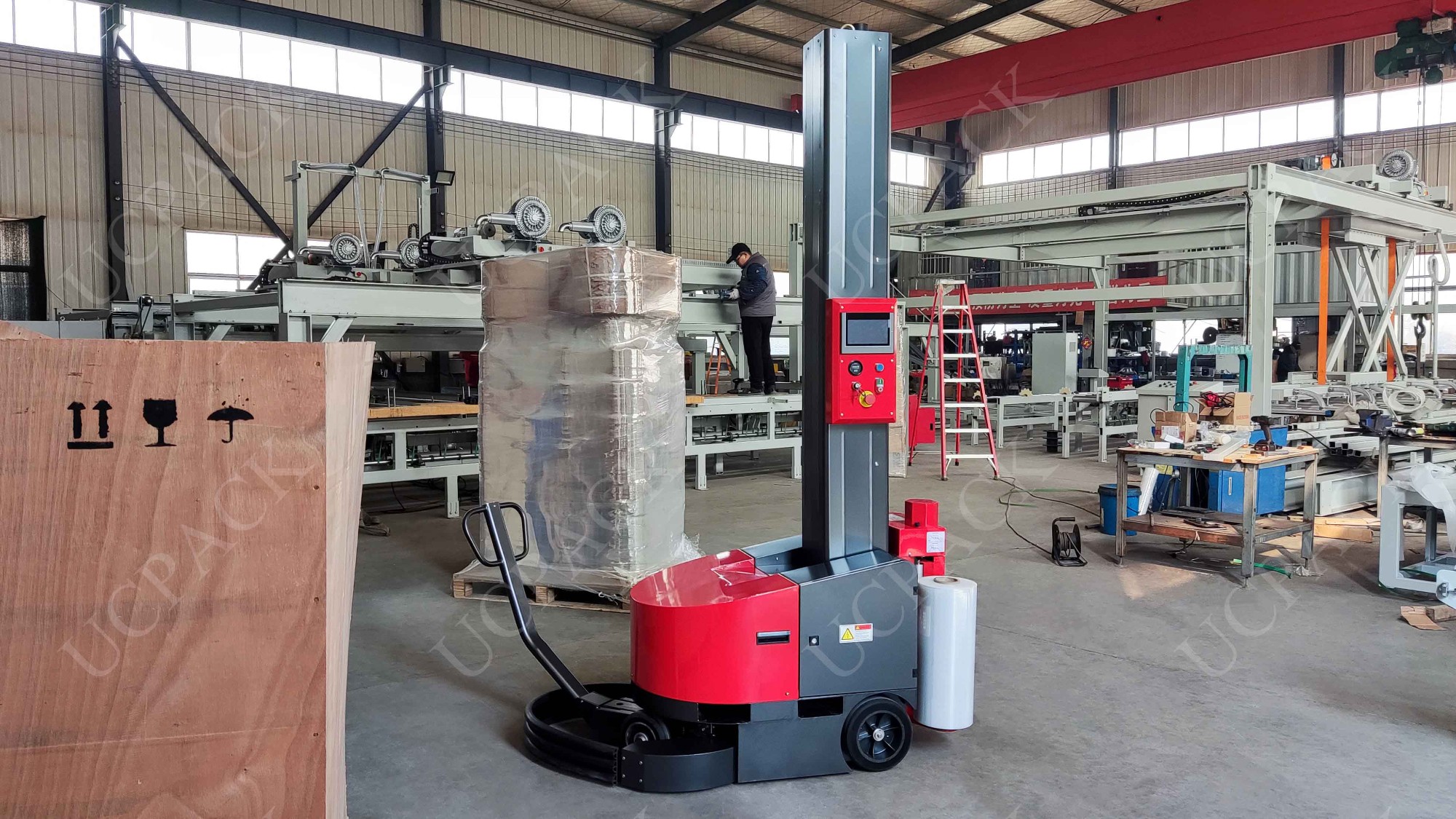 UCR-R600 Self Propelled Robot Pallet Stretch Wrapper
